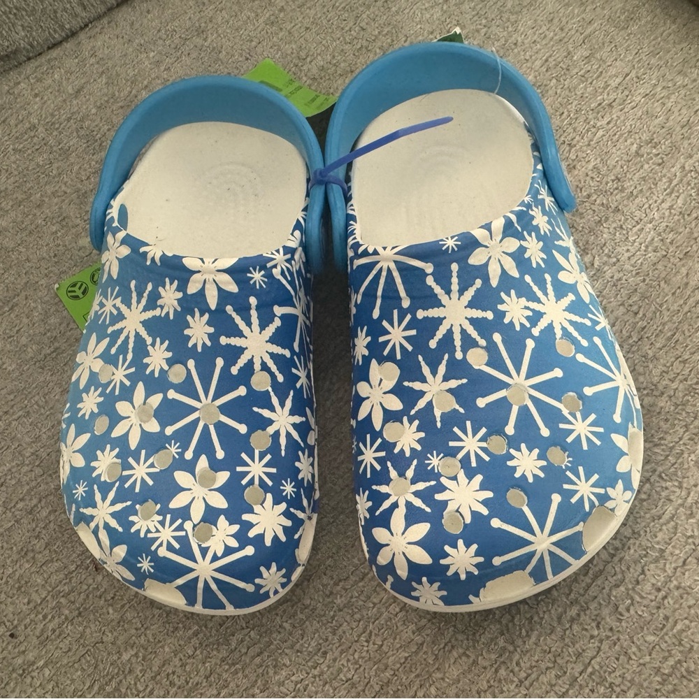 NWOT Rare Kids Crocs 203801 Holiday Winter Snowflake Kids Clogs Blue & White C10